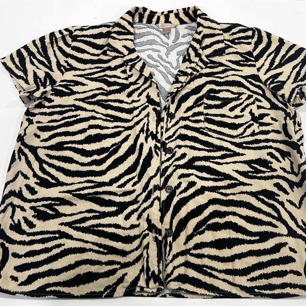 Vintage White Stag, Zebra Print Short Sleeve Button-Up Top - Black & Cream